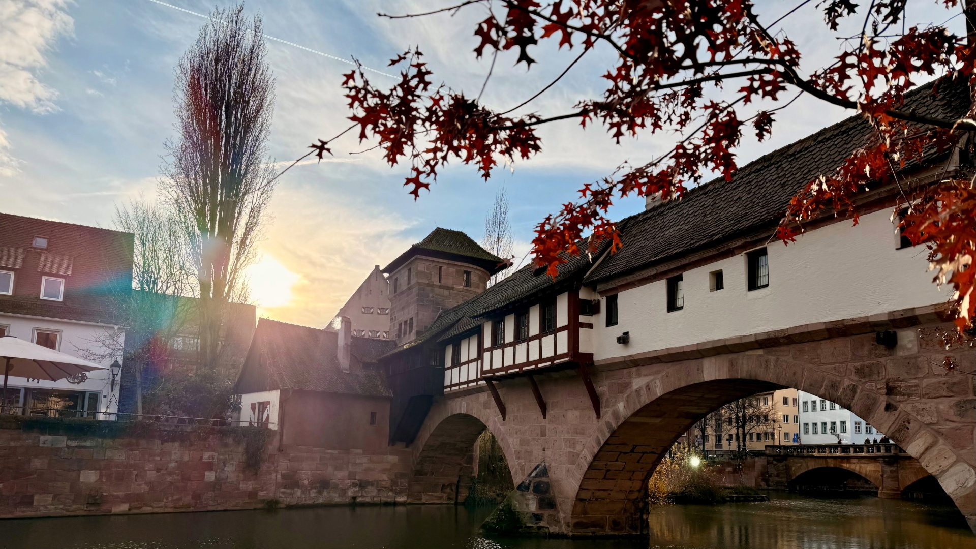 Das historische Henkerhaus Nürnberg, teilweise auf einer Steinbrücke über der Pegnitz erbaut, in der Wintersonne