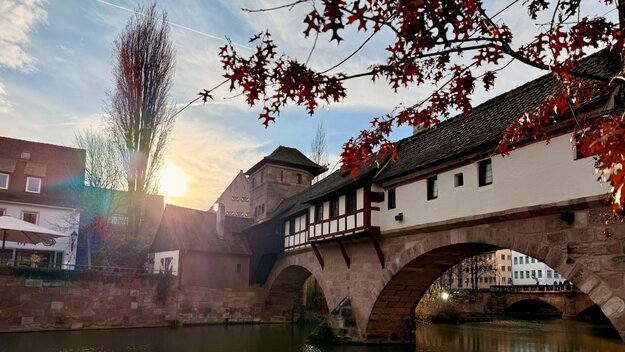 Das historische Henkerhaus Nürnberg, teilweise auf einer Steinbrücke über der Pegnitz erbaut, in der Wintersonne
