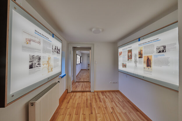 Blick in die Zimmerflucht der neuen Ausstellung im Henkerhaus, an den Wänden links und rechts große Ausstellungstafeln