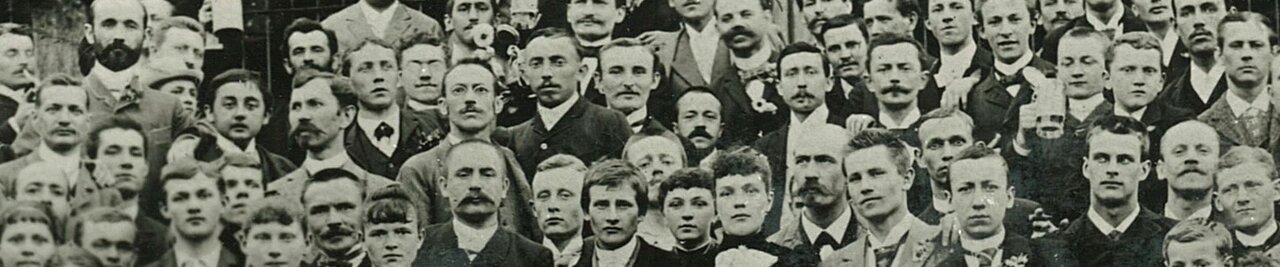 Gruppenbild von überwiegend Männern, Ausschnitt der Kopfpartie, Schwarzweißaufnahme ohne Datum