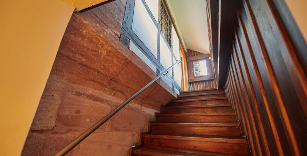 Schmale alte Holztreppe vom Fuß aus fotografiert